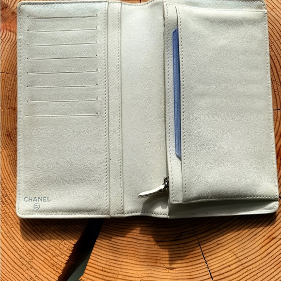 CHANEL Ivory Chevron Leather Wallet - Picture 4 of 16